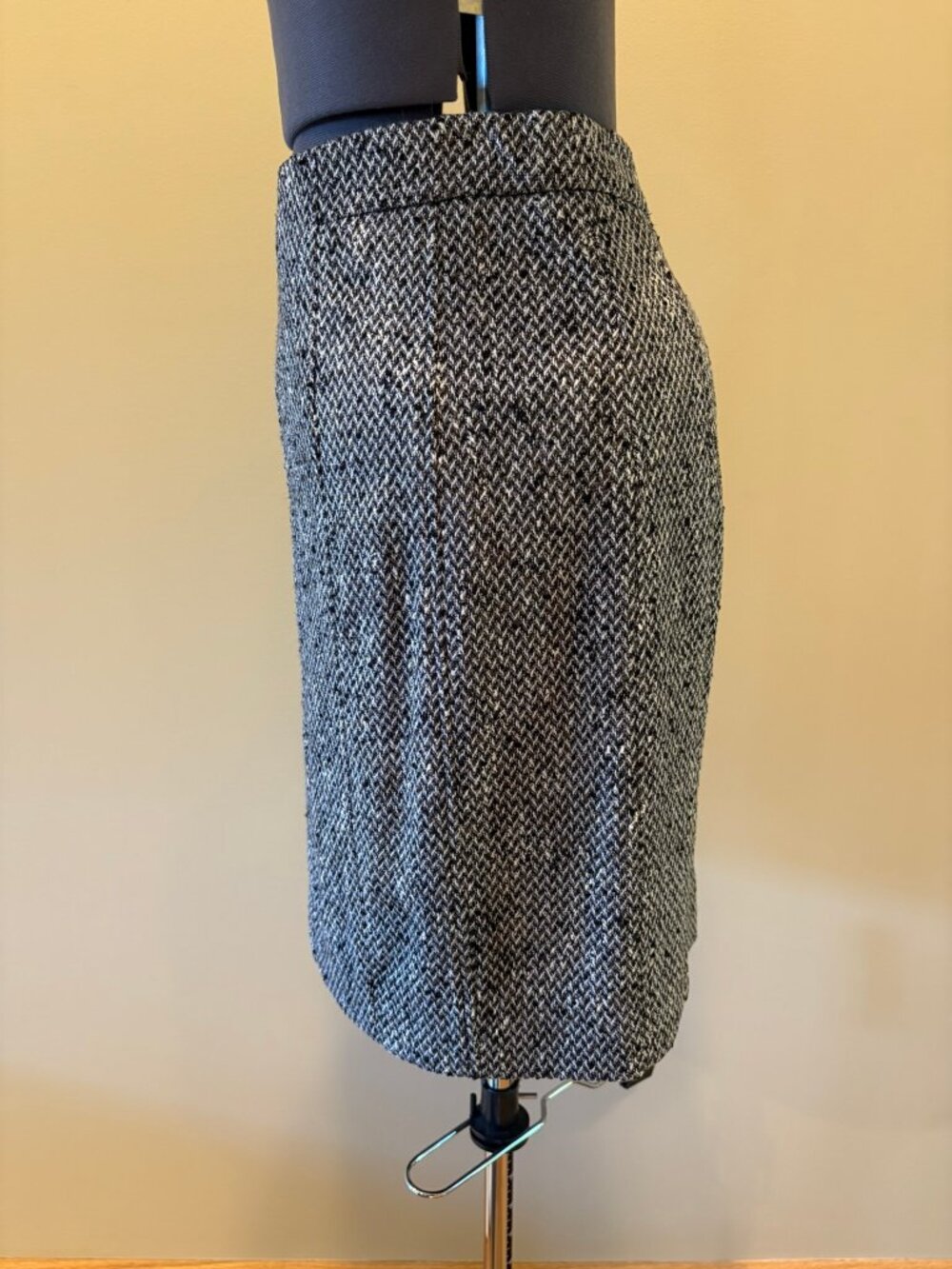 Carlisle size 0 black/white tweed skirt
